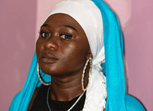 Afrikanerin Mit Weiß Blauem Kopfschmuck Als Symbol Für Mutter Teresa — Stockfoto
