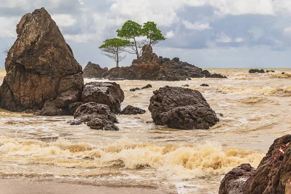 Praia Gana Com Rochas Mar Dourado Localizado Axim África Ocidental — Fotografia de Stock