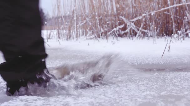 Persona Que Camina Sobre Hielo Débil Camina Través Del Hielo — Vídeo de stock