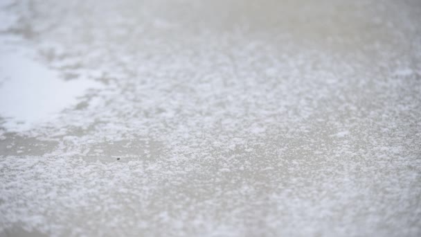 Una Persona Que Camina Sobre Hielo Cuando Muy Delgado Balancea — Vídeos de Stock