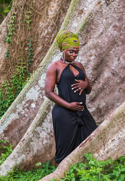 Těhotná Africká Kmenová Žena Stojící Džungli Velkým Kmenem Stromu Kořen — Stock fotografie