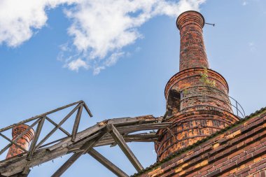 Forsbacka İsveç 'teki fabrikadan bacalar. Demir Gastrikland için önemliydi ve hala da önemli. Demir en az 2000 yıldır burada üretiliyor.
