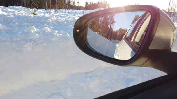 Автомобіль Їде Зимовій Дорозі Видом Через Дзеркало Заднього Виду Сонячний — стокове відео