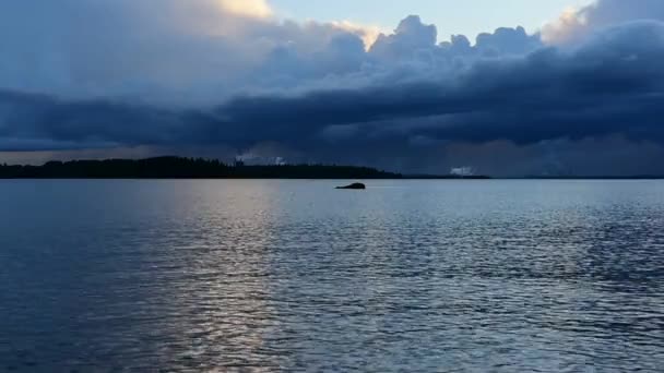 Pôr Sol Com Turbinas Eólicas Indústria Fumar Uma Noite Tranquila — Vídeo de Stock