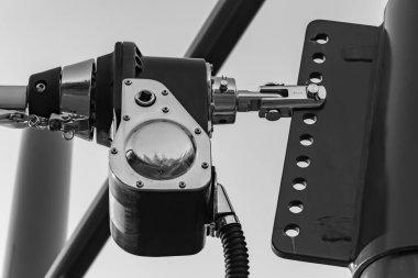 Yelkenleri açmak için kullanılan elektrikli vinç.