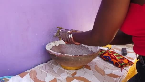 African Woman Washes Her Hands Outdoors Small Village Keta Ghana — Stock Video