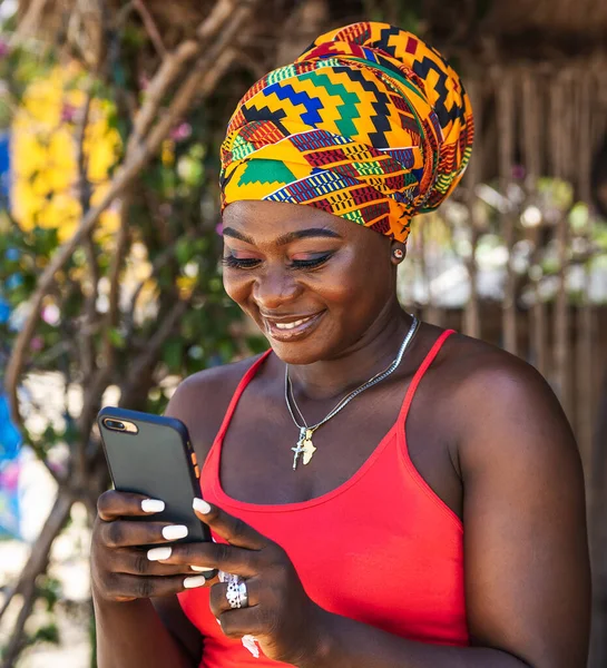 Ghana Kobieta Afryki Kolorowe Nakrycia Głowy Stojące Keta Wsi Telefonu Obrazek Stockowy