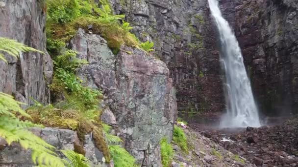 Blick Auf Schwedens Höchsten Wasserfall Njupeskar Nahe Der Norwegischen Grenze — Stockvideo