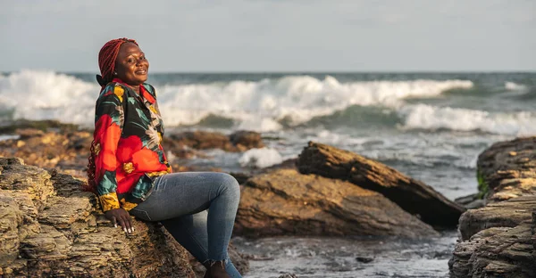 Mujer Africana Sentada Los Acantilados Playa Atardecer Accra Ghana África Imagen De Stock
