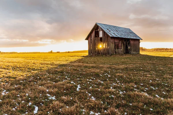 Vecchio Fienile Seminativi Svezia Che Continua Cadere Pezzi Con Tramonto Foto Stock