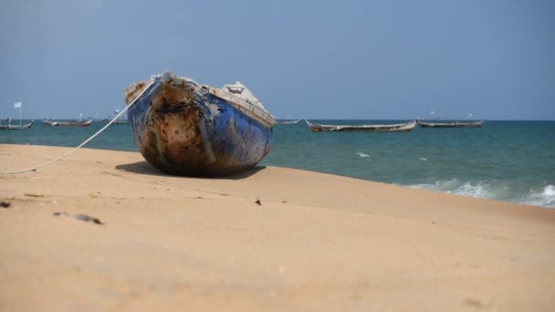 Ein Blaues Fischerboot Afrika Die Meereswelle Über Den Strand Spült — Stockvideo