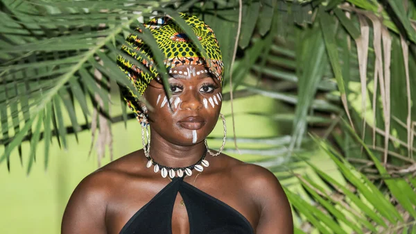 Femeia Africană Junglă Soare Natural Seară Partea Tropicală Africii Vest — Fotografie, imagine de stoc