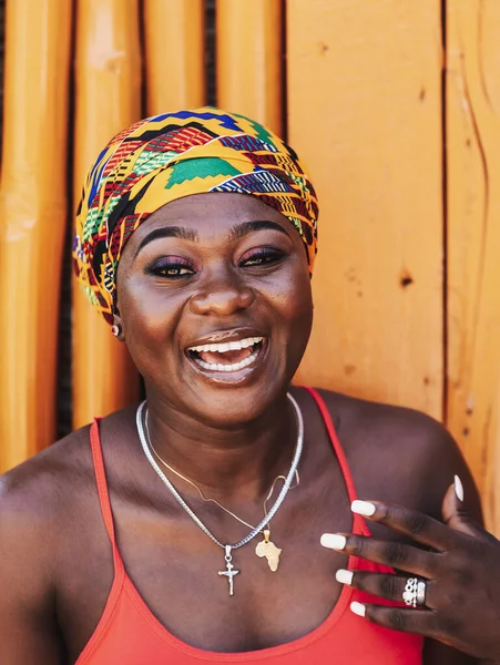 Donna Africana Con Sorriso Felice Speranza Copricapo Tradizionale Piedi Contro Fotografia Stock