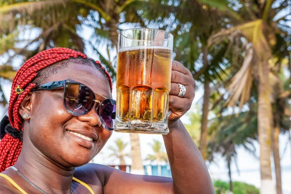 Donna Africana Felice Che Beve Una Birra Bar Sulla Spiaggia Foto Stock Royalty Free