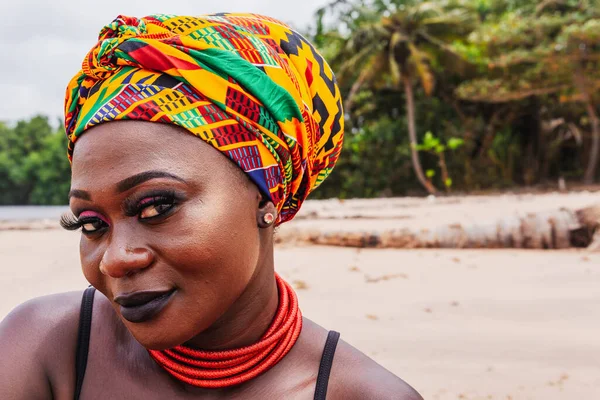 Afrikanerin Lächelt Einem Tropischen Strand Axim Ghana Westafrika Die Kamera — Stockfoto