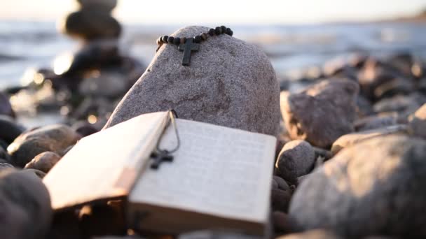 Eine Bibel Und Ein Gebetsband Hängen Auf Einem Felsen Der — Stockvideo