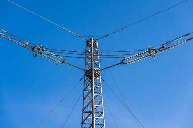İsveç 'te bugün sorunun bir parçası olan ve genişletilmesi gereken izolatör ve elektrik hattı..