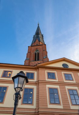 Uppsala Katedrali ile Uppsala 'nın eski binaları ve alanla uyumlu fenerler. Uppsala İsveç 25 Eylül 2018