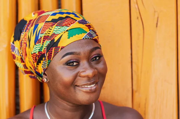 Donna Africana Con Sorriso Felice Speranza Copricapo Tradizionale Piedi Contro Immagine Stock