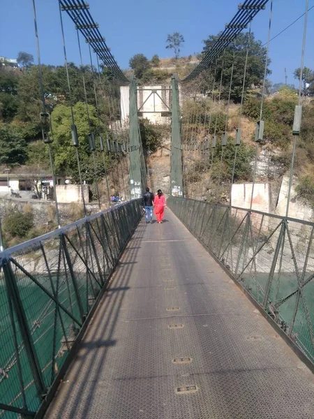 Yeşil suyun üzerinde güzel bir köprü