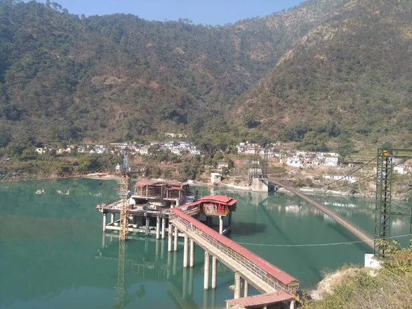 Yeşil suyun üzerindeki güzel tapınak