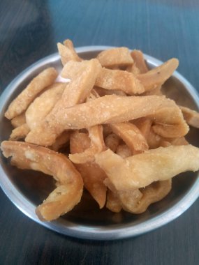 Namak Para ahşap masadaki bir tabakta Hint yemeği.