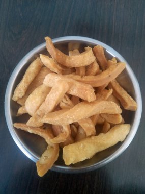 Namak Para ahşap masadaki bir tabakta Hint yemeği.