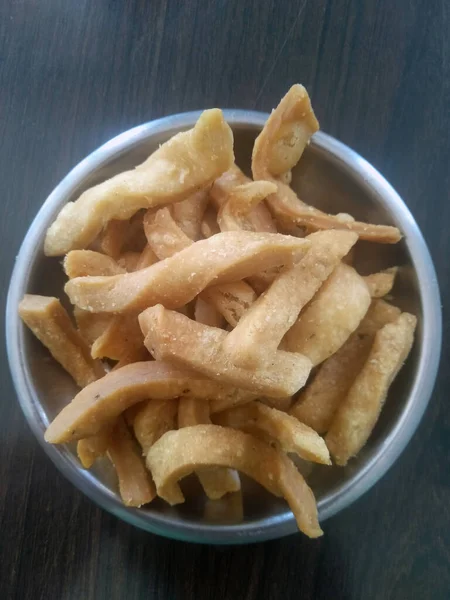 Namak Para ahşap masadaki bir tabakta Hint yemeği.