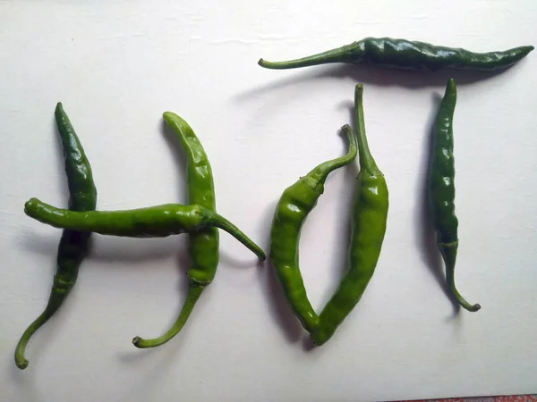 Groene Hete Chili Pepers Geïsoleerd Witte Achtergrond Van Bovenaf Bekijken — Stockfoto