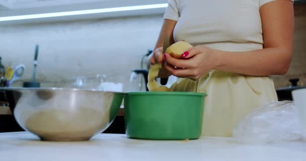 Een huisvrouw kookt thuis in de keuken. Geschilde en gewassen groenten. — Stockvideo