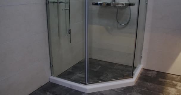 A modern bathroom, a glass shower. The bathroom of a hotel — 图库视频影像