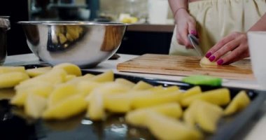 Taze sebzeler, doğranmış patatesler ve fırında pişirilmeye hazır..