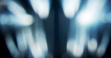 Gelecek tasarımı, 3 boyutlu animasyon. Mavi bir akarsu, altın rengi ışıklar. Parlak çizgiler.