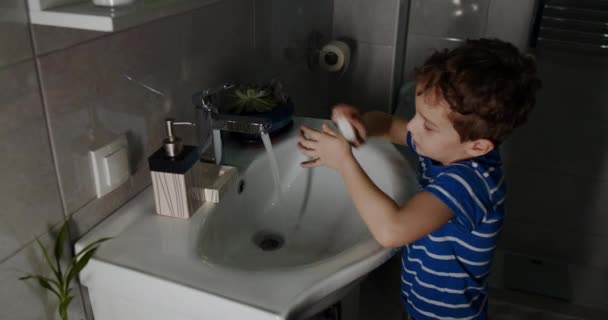 Kleine jongen, kind, wassen zijn handen met zeep in de badkamer wastafel.Desinfectie — Stockvideo