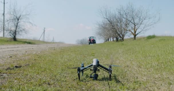 Современный, военный беспилотник, приземляющийся на землю на траве, ожидая взлета — стоковое видео