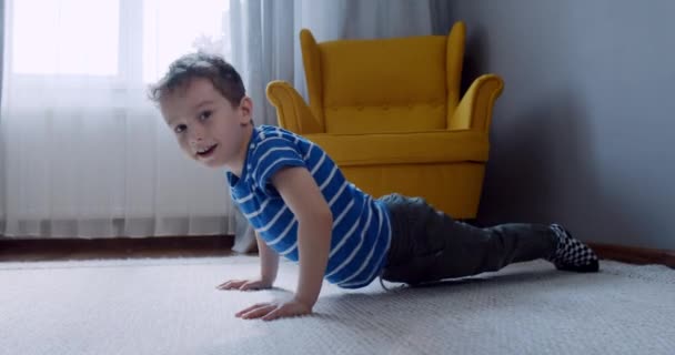 Sport temps à la maison dans le salon papa avec son petit fils mignon. — Video