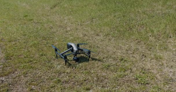 Moderno, drone militar, aterrissando no chão na grama, esperando para decolar — Vídeo de Stock