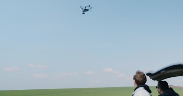 El dron vuela sobre un campo agrícola, comprobando la calidad del suelo. — Vídeo de stock