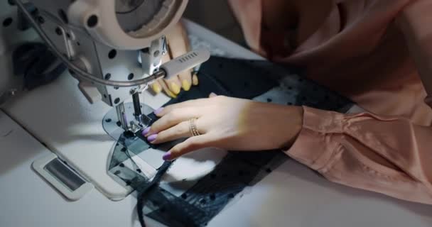 Una mujer, diseñadora de ropa, corta tijeras en el taller. — Vídeos de Stock