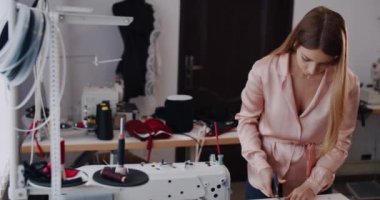  Stüdyoda güzel moda tasarımcısı çizimi .