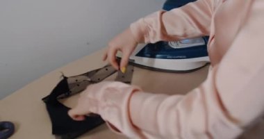 Fabrikada giysileri ütülüyordum. Kumaş ütüleyen kadın işçi.. 