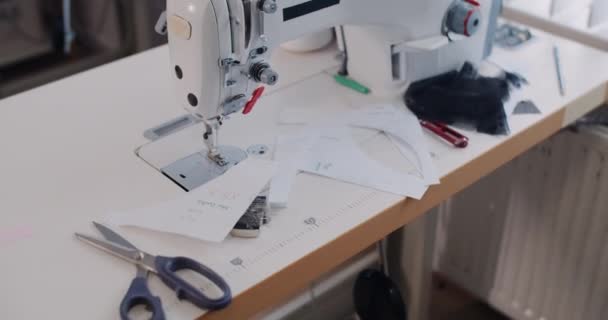 Moderna máquina de coser, regímenes de trabajo y tipos de puntadas. Hilo de bobina — Vídeos de Stock