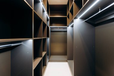 Bu şık yürüme dolabı modern bir minimalist tasarıma ve ideal bir ortam aydınlatmasına sahip.