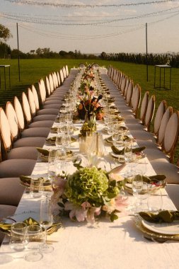 Mevsimlik dekorlarla dışarıda yemek, çiftlikten sofraya doğal estetik ve ambiyansla kutlama.