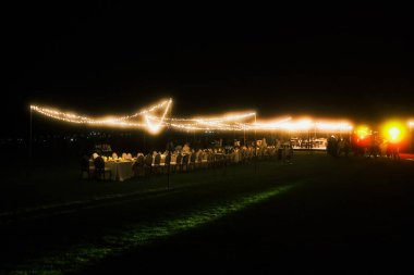 Açık havada zarif bir ziyafet, güzel bir yemek ve açık havada romantik bir aydınlanma ile büyüleyici bir akşam.