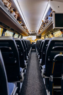 İnce özellikli lüks bir araç, çevre aydınlatmalı ve rahat koltuklu sofistike bir yolcu kabini.