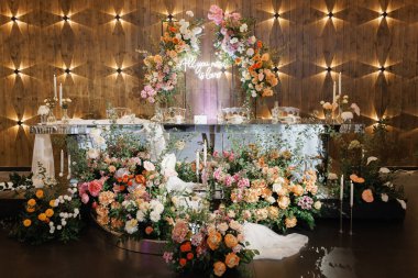 Müsrif çiçek süsü, zarif gül ve şakayık düzenleme yumuşak bir ortam tarafından vurgulanmış görkemli çiçek sergisi.