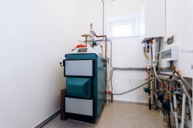 kontrollü verimli modern kazan, akıllı denetim seçenekleri içeren çağdaş ısıtma sistemi