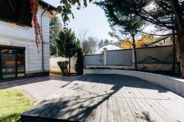 kıvrımlı ahşap platform ve etkinlikler için karmaşık döşeme ile uyumlu açık hava ayarları