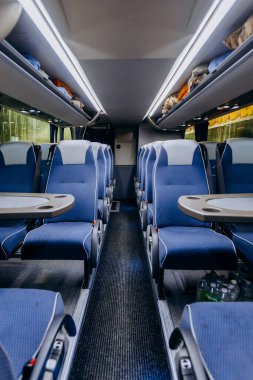 Rahat özelliklere sahip modern otobüs, seyahatler sırasında konfor ve rahatlama için tasarlanmış geniş araç iç tasarımı
